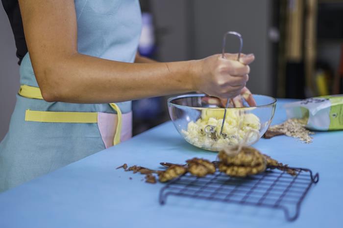 Schiacciare la banana, ciotola di vetro con banana, biscotti all'avena, ricetta biscotti morbidi