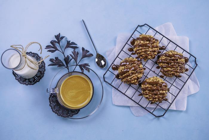 Ricetta biscotti morbidi, tazza di caffè, biscotti all'avena, caraffa con latte