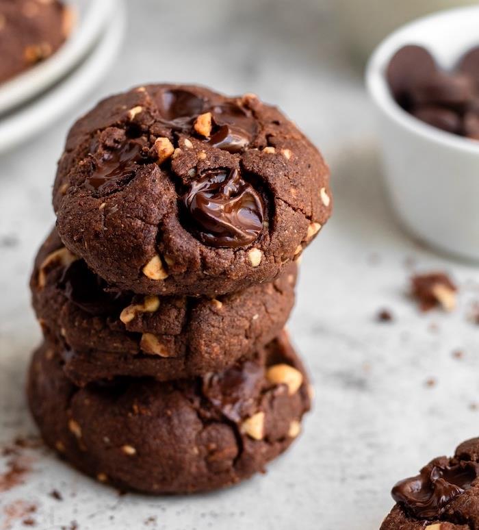 Biscotti colazione leggeri, biscotto con ripieno di cioccolato, decorazioni dolce con arachidi