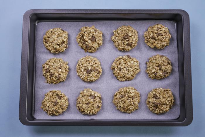 Teglia con carta da forno, biscotti semplici e veloci da fare in casa, biscotti all'avena e cioccolato