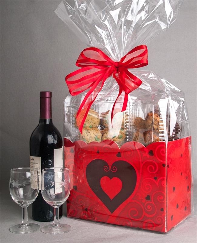 sausainiai ir butelis vyno su taurėmis, Valentino dienos dovanos idėja gurmanei moteriai, ką padovanoti savo merginai