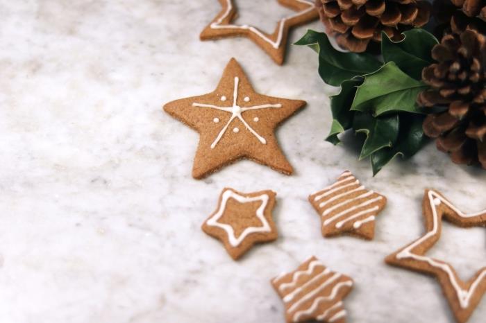 Božični bredele z ingverjem in medom v obliki zvezdic, naredite piškote v obliki božiča z modelčki za piškote