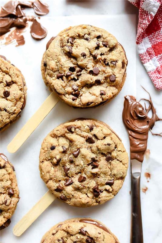 Recept za piškote Nutella s čokoladnimi žetoni, piškotek v obliki lizike za aperitiv iz losa