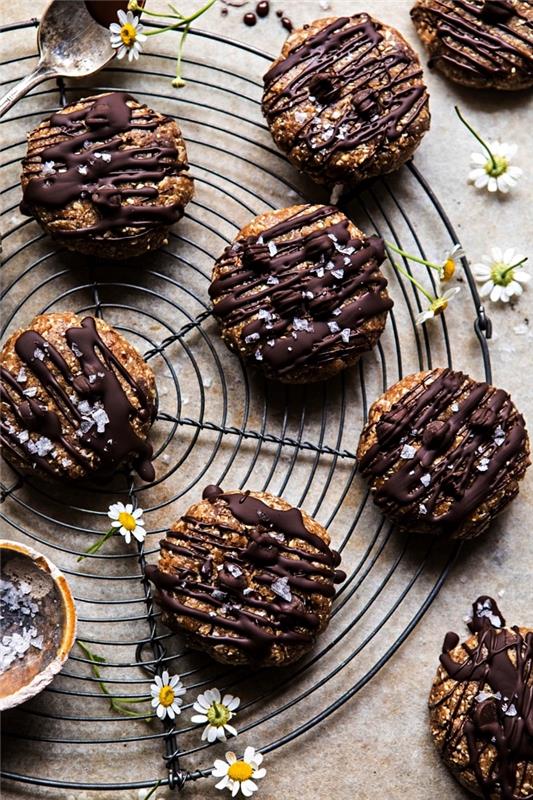 ne orkaitėje keptų sausainių su šokolado glajumi receptas, sveiki ir subalansuoti neapdoroti sausainiai iš anakardžių, datulių ir avižinių dribsnių