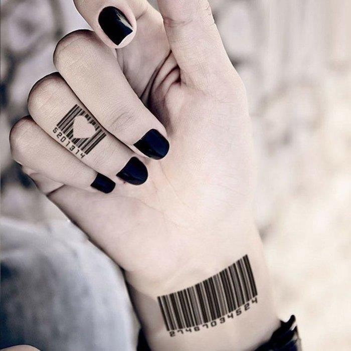 črtna koda v obliki srca, tetovaža z prstanom, tetovaža na zapestju s črtno kodo, ideje za tetoviranje prstov, črni lak za nohte