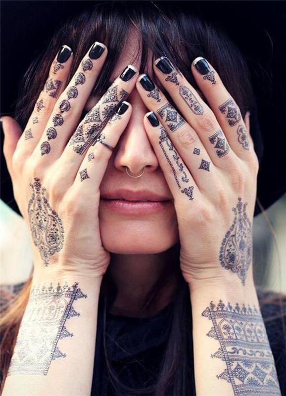črni lak za nohte, ideje za tetoviranje prstov, tetovaže s kano, številne tetovaže s prsti, ženska, ki pokriva obraz