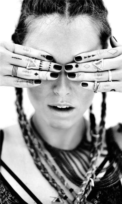 ženska, ki pokriva oči, številne tetovaže na prstih, tetovaže s prsti, črni lak za nohte, spleteni lasje