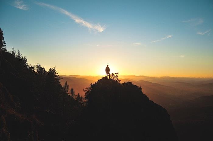 bir kayanın üzerinde duran adam, dağ manzarası, aşk sözleri tumblr, yükselen güneş