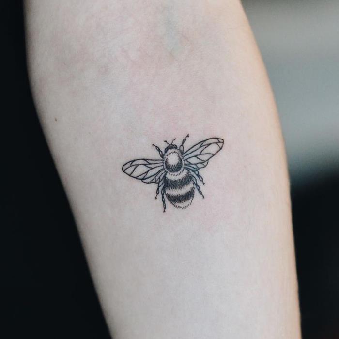 majhna črno -bela čebela, tetovaža podlakti, geometrijski rokav za tetoviranje, zamegljeno ozadje