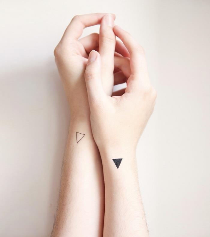 komplet rok, majhni črno -beli trikotniki, na obeh rokah, belo ozadje, geometrijski rokav za tetoviranje