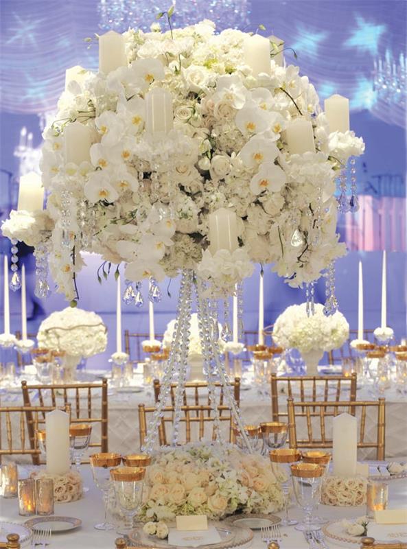 balta-dusse-gėlių-vestuvių dekoracija