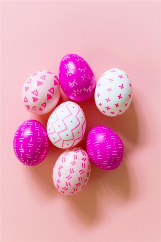 spalvingi baltų lukštų velykinių kiaušinių raštai su fuksijos rožinio atspalvio dažais ir geometriniais raštais