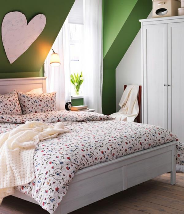 belo-zelena-moderno-pohištvena postelja
