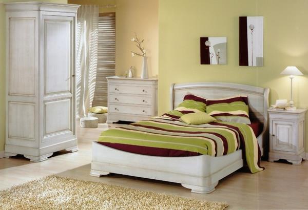 balta lova ir apdaila su labai originalia juostelės antklode ir drabužių spinta derliaus stiliaus
