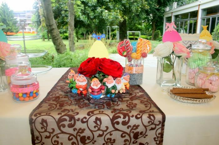 sniego baltumo ir septynių nykštukų gimtadienio dekoravimas vaikų sode ir gerai dekoruotas stalas