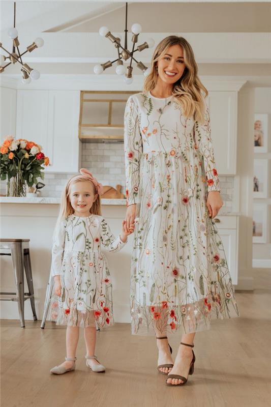 Nėriniuota suknelė su siuvinėtomis gėlėmis mamai ir dukrai miniatiūrinė tos pačios suknelės versija, motinos dukros apranga, šauni gimtadienio dovanos idėja