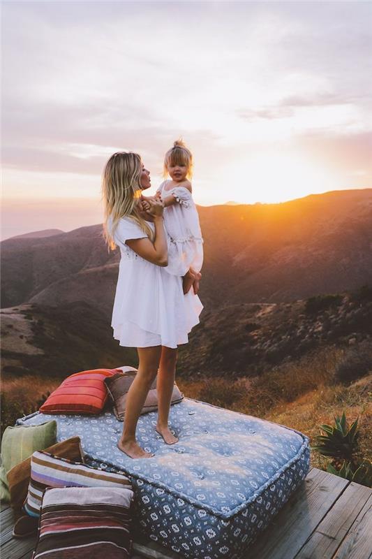 Gün batımı aile fotoğrafçılığı, güzel beyaz anne kızı elbise koordineli kıyafetler, mükemmel uyumlu fotoğraflar