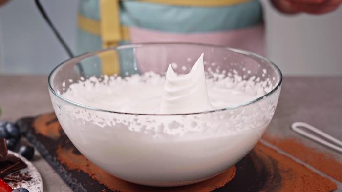 kiaušinio baltymo pakaitalas, plakta aquafaba su tvirtomis smailėmis, paprastas veganiškas mažai kaloringas desertas