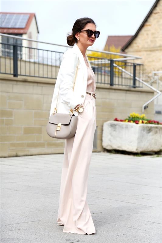kaip gerai apsirengti ilgomis skystomis pastelinės rožinės spalvos kelnėmis kartu su V formos iškirpte ir baltu švarku
