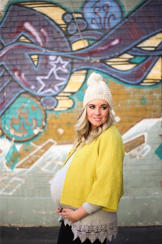 nėščios moters 2019 metų žiemos mada, nėščios moters apranga pilkoje palaidinėje su geltona liemene, minkštų medžiagų nėštumo drabužių idėja