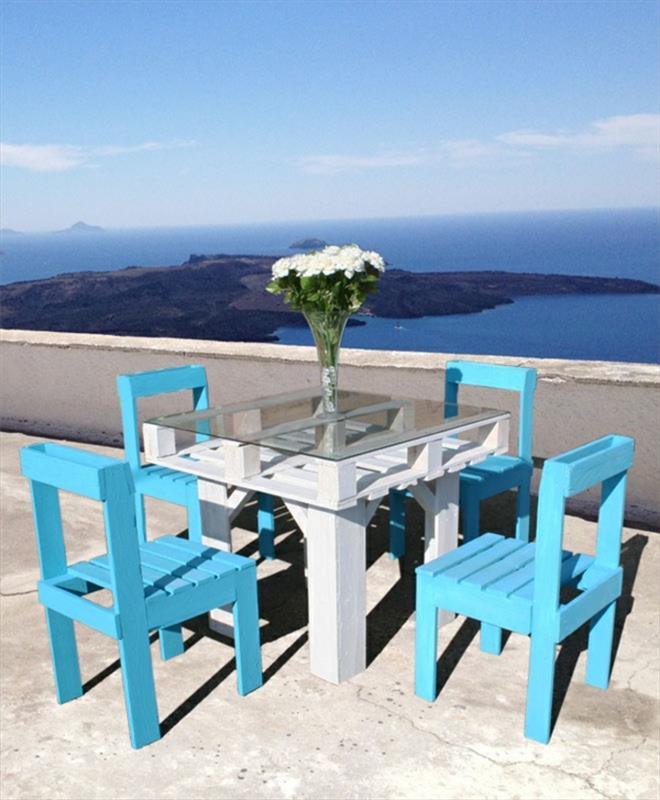 mėlynos kėdės-terasa-žemas padėklų stalas-graži-idėja-pasidaryk pats-padėklų stalas-gražus vaizdas į jūrą