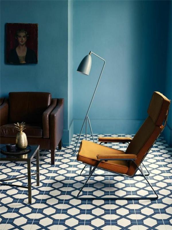 račja modra dekoracija dnevne sobe z naslanjačem in sodobnim naslonjalom, nagnjenim nazaj na tla s kovinskim senčnikom