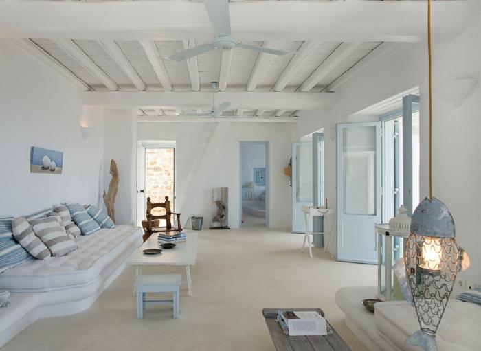 Grški dekor, strop z lesenimi tramovi, stropni ventilator, svetlo modra vrata