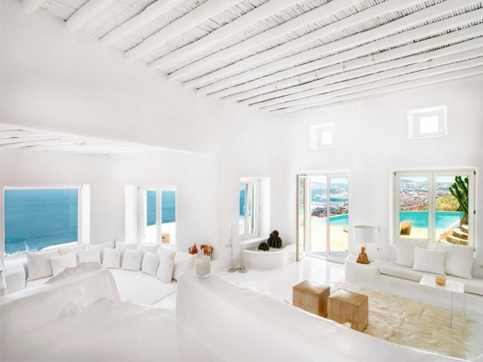 Grška dekoracija, strop z lesenimi tramovi, okna proti morju, bele stene