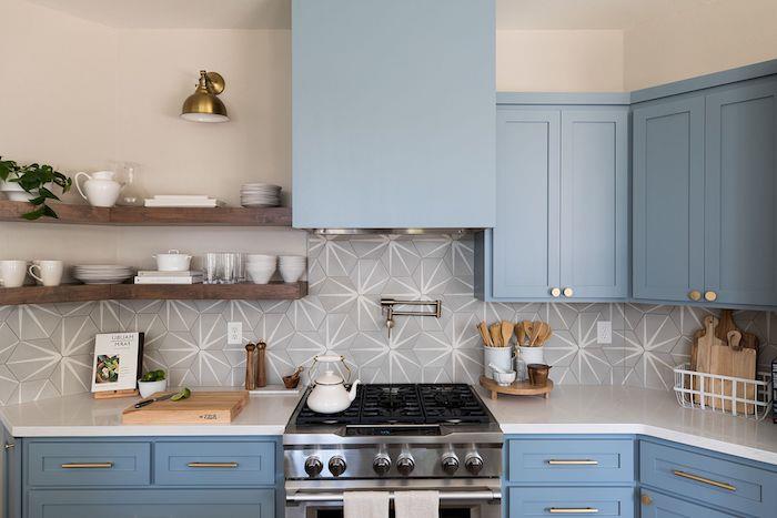 mutfak rengi olarak mavi ve gri, mavi mutfak cephesi, gri geometrik sıçrama, ahşap köşe rafı, beyaz çanak çömlek