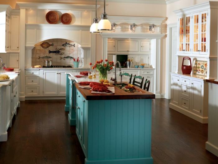 perdažyti virtuvę, perdažyti virtuvę, perdažyti baldą, sala turkio spalvos mėlynos spalvos, balti baldai apleisto prašmatnaus stiliaus, du šviestuvai iš balto nepermatomo stiklo, grindys padengtos rudu parketu