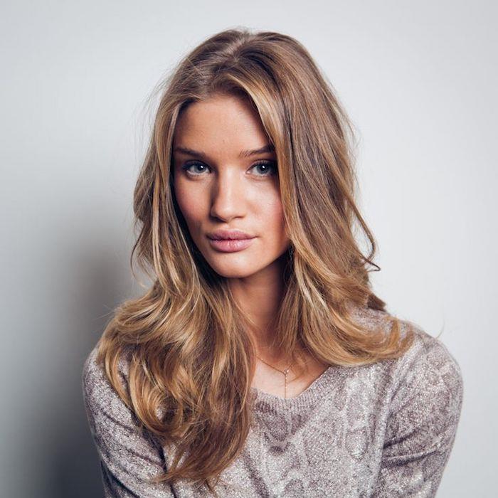 modaya uygun saç rengi, Rosie Alice Huntington-Whiteley, mavi gözlü ve altın sarısı saçlı kadın