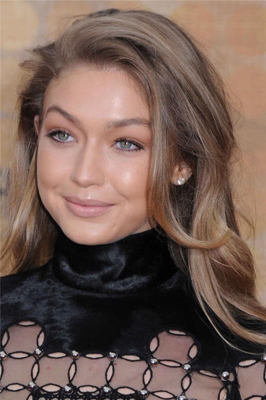 kahverengi renk, koyu sarı gölgeli uzun ve hafif kıvırcık saçlı Gigi Hadid'in saç modeli