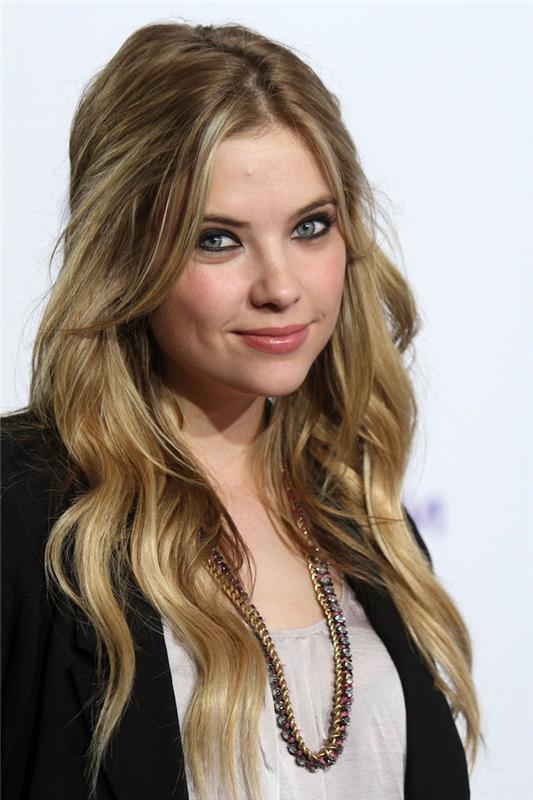 renk saç, Ashley Benson, büyük kolye kadın, siyah eyeliner makyaj yeşil gözler, siyah blazer model kadın