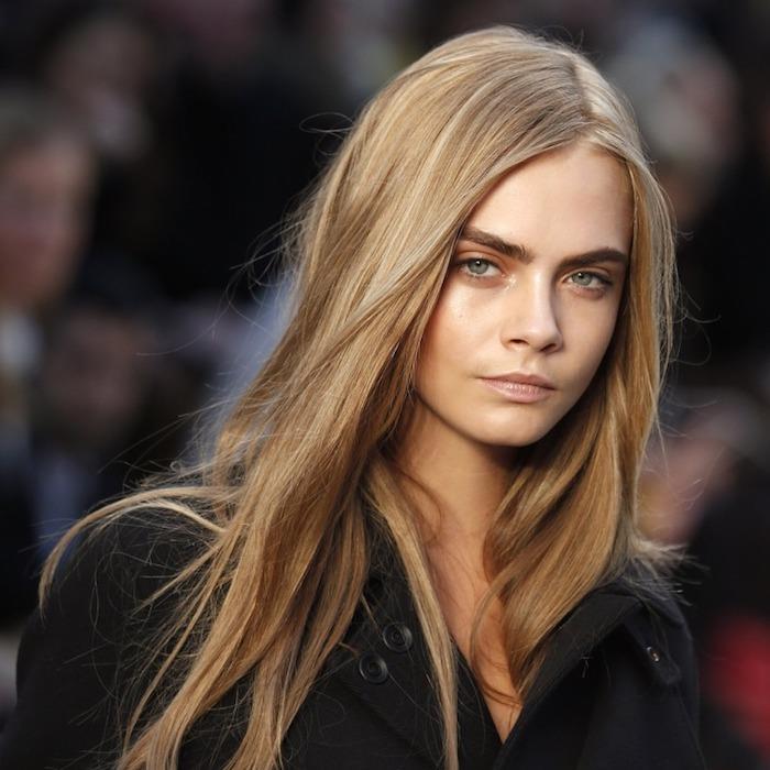 modaya uygun saç rengi, siyah düğmeli siyah ceketli kadınlar, Cara Delevingne, yeşil gözlü ve sarı saçlı kadın