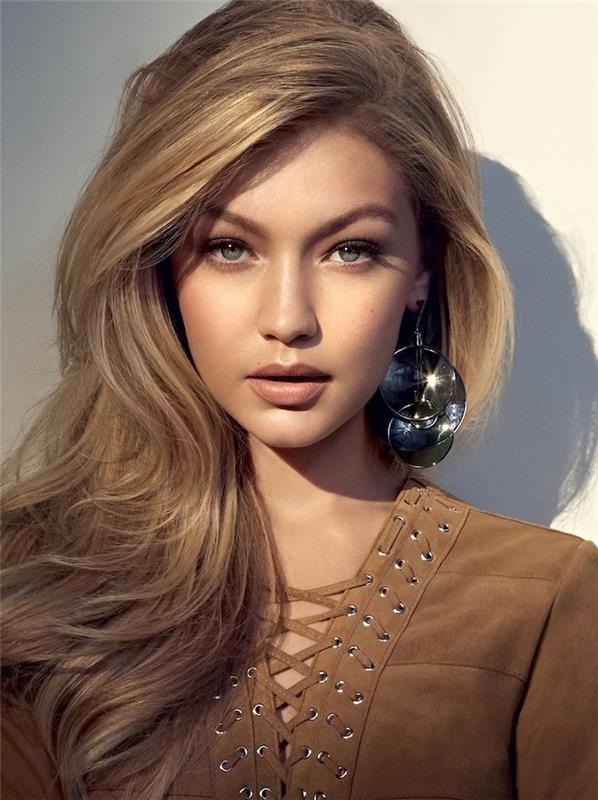 kül sarısı, Gigi Hadid, çapraz bağcıklı yakalı kahverengi bluz, mat kahverengi ruj, koyu sarı saç boyama