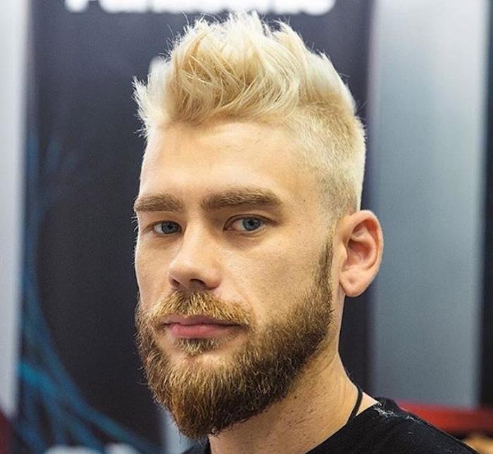 Medena zlata balayage blond lasje v skandinavskem hipsterskem slogu