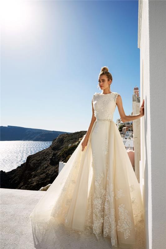Bela originalna obleka z dolgim ​​sežkanim vlakom in ozko poročno obleko, čudovita poročna obleka brez naramnic, razkošna poročna obleka v slogu maturantskega plesa, fotografija Santorini Greece