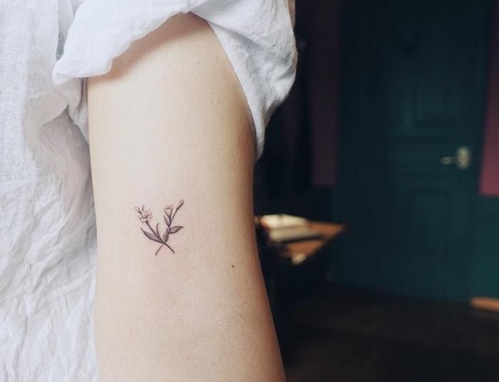 minimalistično oblikovanje body arta z majhno risbo mini cvetja, ideja tetoviranja z majhnimi rožicami na roki