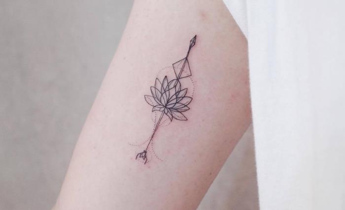 primer majhne ženske tetovaže z minimalističnim dizajnom z risbo mini črnila s cvetličnimi in geometrijskimi vzorci