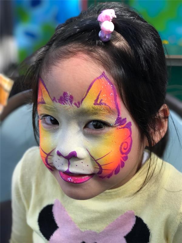 kako narediti enostavno pustno masko z otroško barvo obraza v oranžni in rumeni barvi