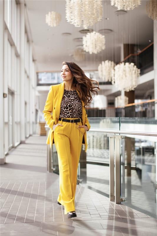 2020'de modaya uygun baskıların giyileceği, hayvan desenli bir bluzla kombinlenen sarı düğün kokteyl pantolonu modeli