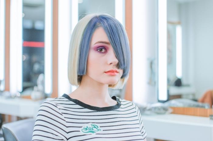 mėlynos spalvos dryžuotas dažymo modelis ant baltų šviesių pagrindinių plaukų, keratino gydymas ir tiesių plaukų priežiūra