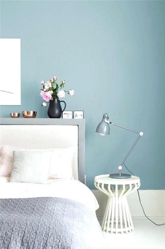 Miegamojo sienų spalvos idealiai tinka suaugusiųjų miegamųjų dekoravimo idėjoms, skirtoms šiuolaikiškam miegamajam mėlynos ir pilkos spalvos