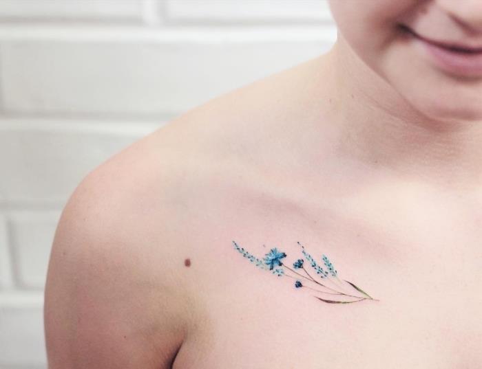 modri cvetovi, tetovaža ramen, tetovaža notranjega bicepsa, stena iz bele opeke