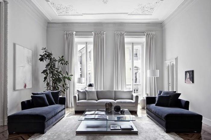 mėlynos aksomo sofos, pilka sofa, geriausia spalva svetainės sienoms, baltos sienos, aukštos lubos, medinės grindys