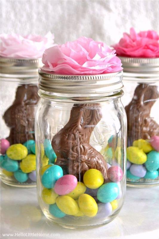 şekerlemelerle dolu geri dönüştürülmüş cam kavanoz, lorlu yumurta ve çikolatalı tavşan deco kağıt mendil çiçek Paskalya etkinliği