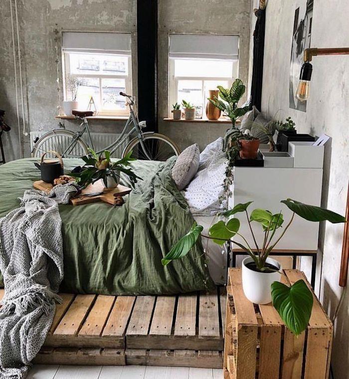 Industrijska dekoracija spalnice za odrasle, sivo -roza notranjost, evropske palete, sivo kolo, postelja z zeleno odejo