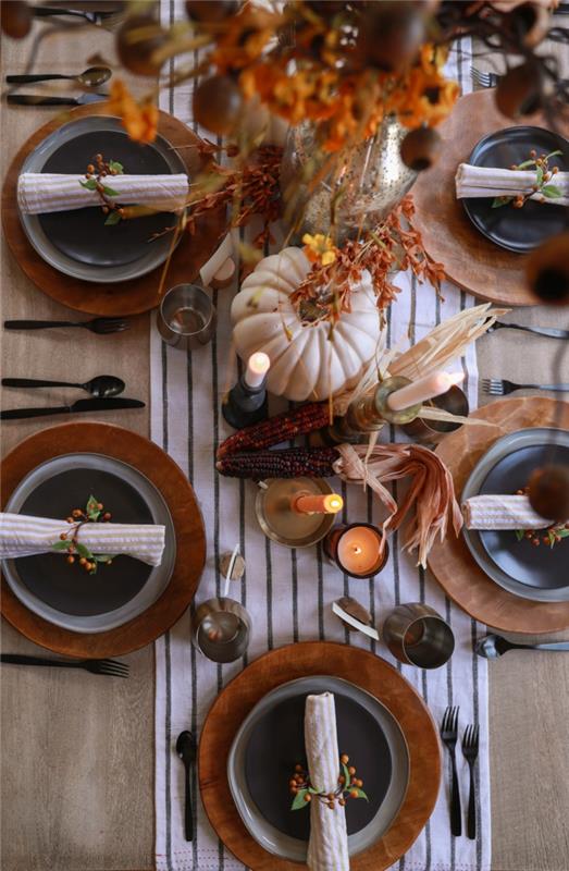 bohemiška dekoracija su moliūgais ir kaimiškomis lėkštėmis puošia „pasidaryk pats“ atkurtą rudens stalo apdailą