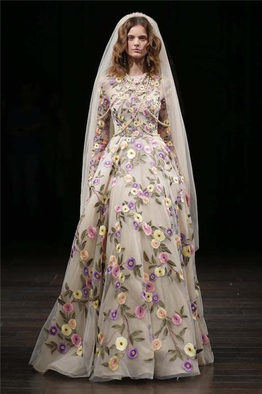 originalus bohemiškas prašmatnus gėlių vestuvių suknelės modelis su šydu
