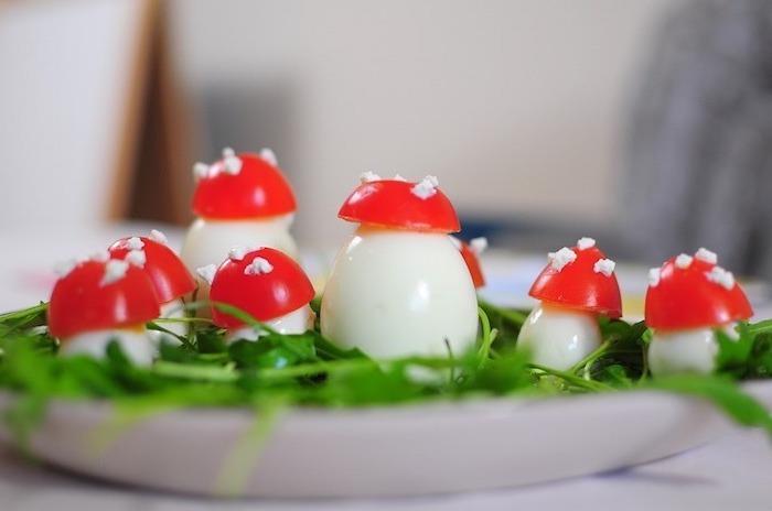 kuhana jajca in paradižnik, v obliki gob, zdrav tedenski načrt obroka, na vrhu zelišč
